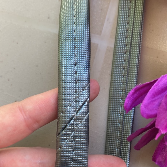 Echoes in the attic crossbody purse. Grey/silver. - Picture 4 of 6